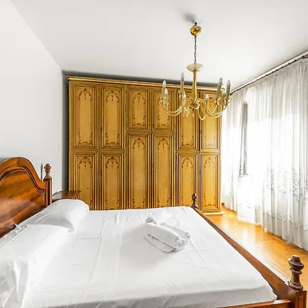 Cozy Near Venice With Balcony!