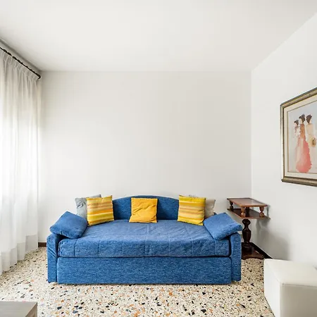 Apartment Cozy Near Venice With Balcony!