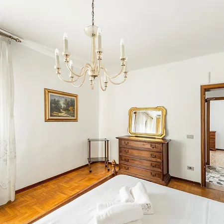 Apartment Cozy Near Venice With Balcony!