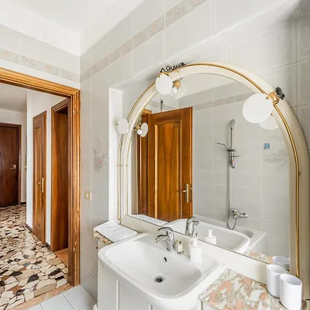 Cozy Near Venice With Balcony!