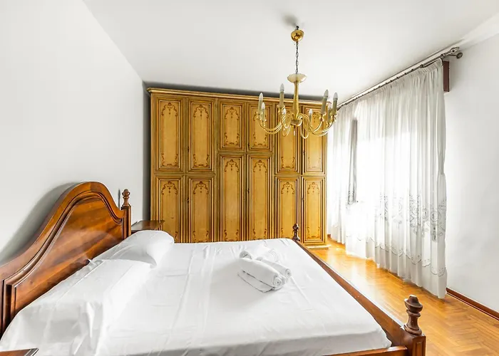 Cozy Near Venice With Balcony!