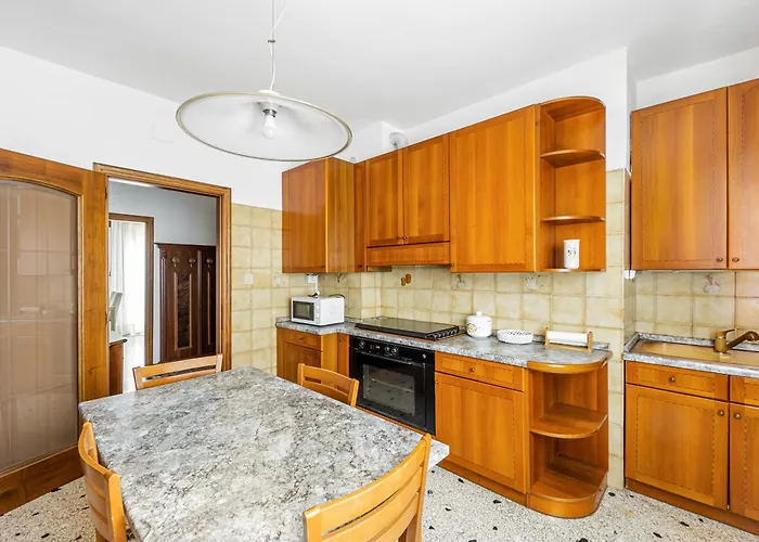 Cozy Near Venice With Balcony! Apartmán