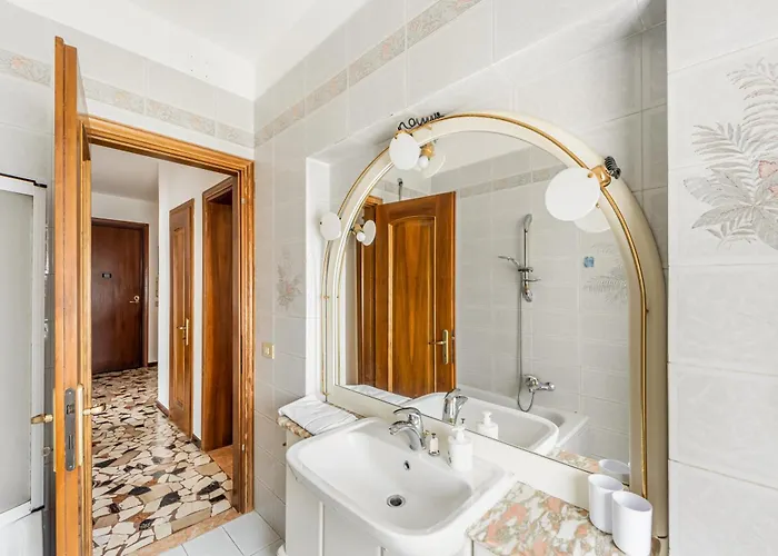 Cozy Near Venice With Balcony!